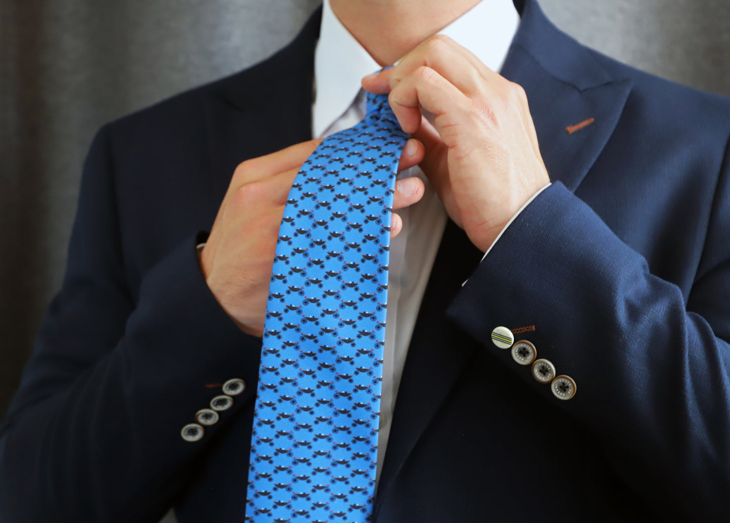 ROYAL CARRIAGES PRINT SILK TIE